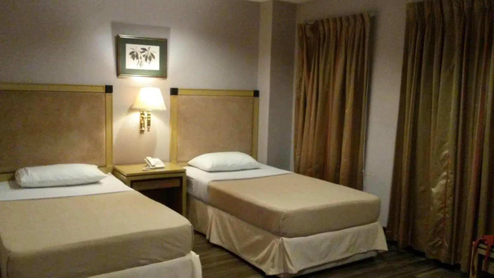 马尼拉风岭酒店 2*, 马尼拉